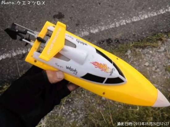黄色のラジコンボート